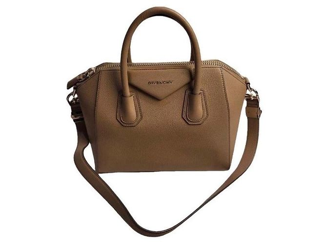 Bolsa Antigona em couro taupe da Givenchy