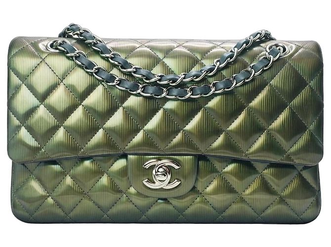 Timeless Bolsa clássica atemporal Chanel Medium Double Flap em couro patente estriado verde com hardware prateado Caqui Cinza antracite Verde escuro