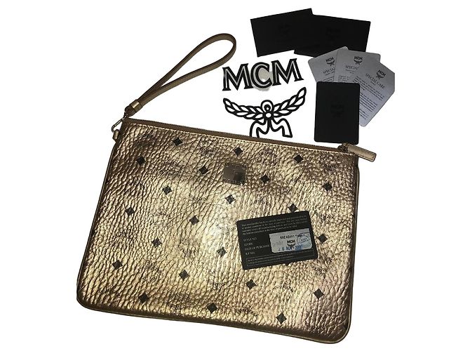 Bolsa Clutch MCM Visetos em Couro Dourado