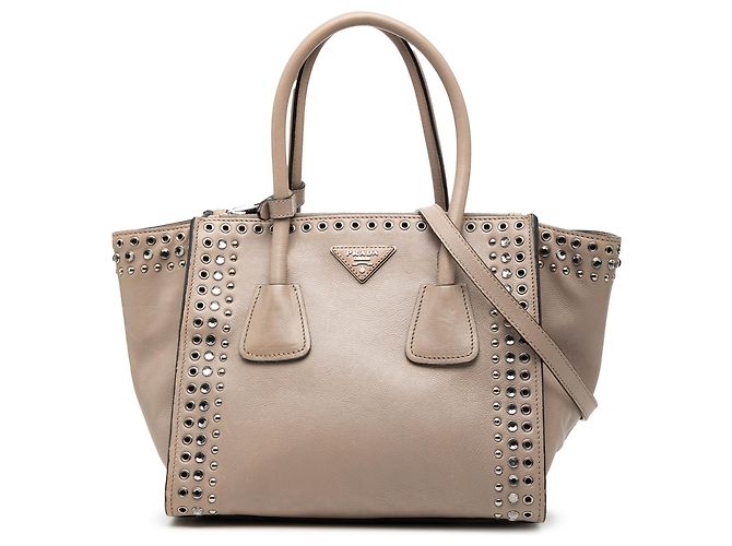 Bolsa Prada em couro glacé bege com bolsos gêmeos com tachas