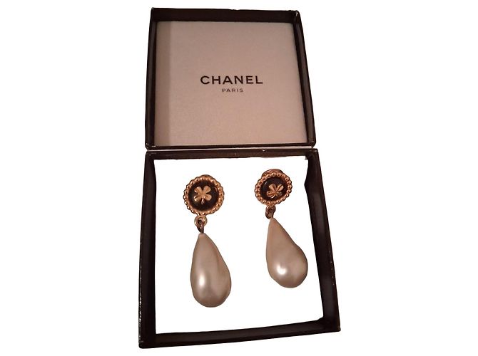 Boucles d'oreilles Chanel avec pendentif en perles Ébène Bijouterie dorée