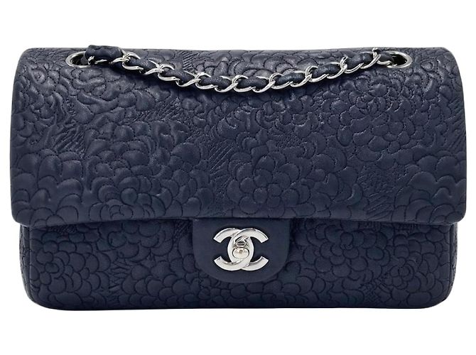 Bolsa Clássica Atemporal Chanel Medium Double Flap em Couro de Cordeiro Preto Camélia com Ferragens Prateadas Hardware prateado