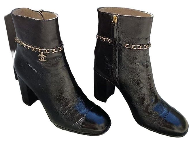 Stivaletti Chanel in pelle nera con catena Nero