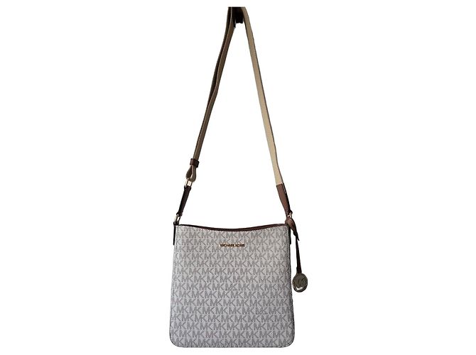 Bolsa de Ombro Michael Kors Jet Set Travel em Lona Monogramada Marrom Bege Dourado