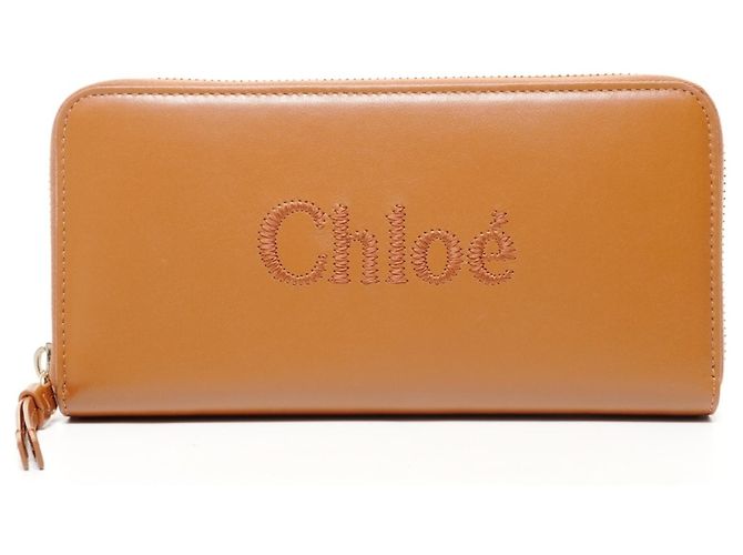 Carteira longa de couro com zíper redondo e logo Chloé em marrom