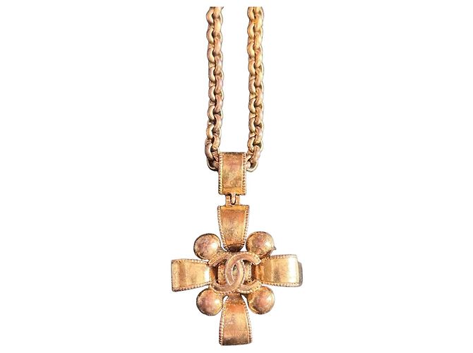 Collier pendentif croix Chanel doré