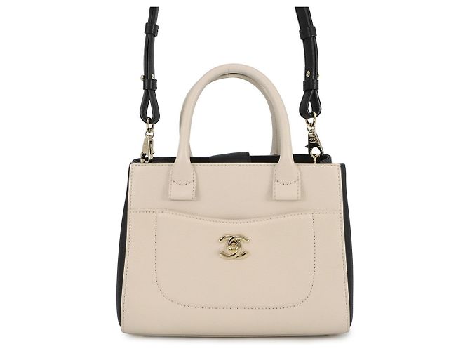 Sac à main Neo Executive de Chanel Noir Écru