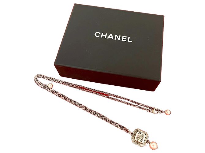 Collar de perlas falsas Chanel Coco Mark Plata Metálico