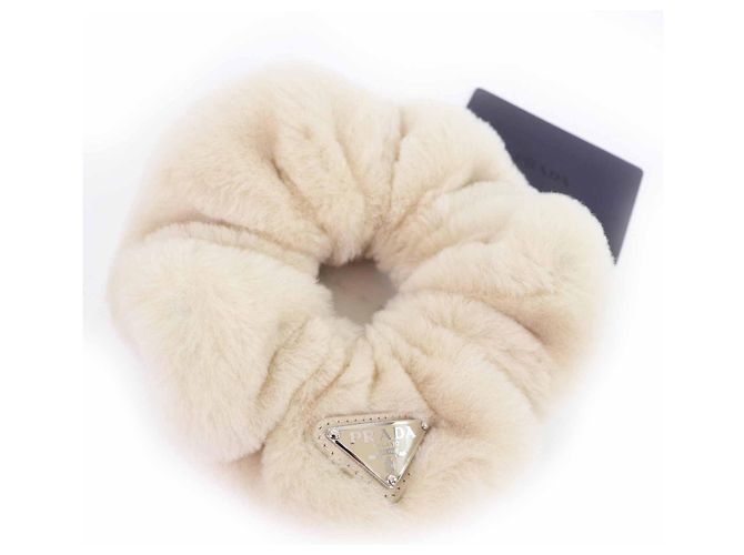 Accessorio per capelli in pelliccia di pecora con logo Triangolo Prada Beige