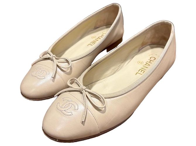 Sapatilhas de balé em couro bege Chanel com laço