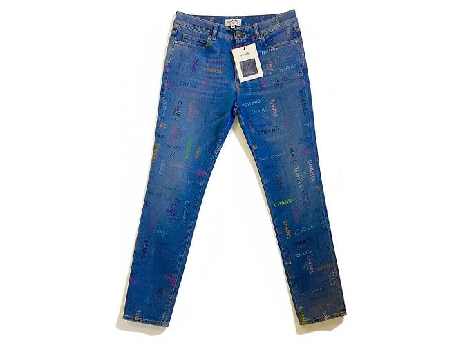CHANEL 22P Jeans in denim blu e multicolore con stampa logo FR 40