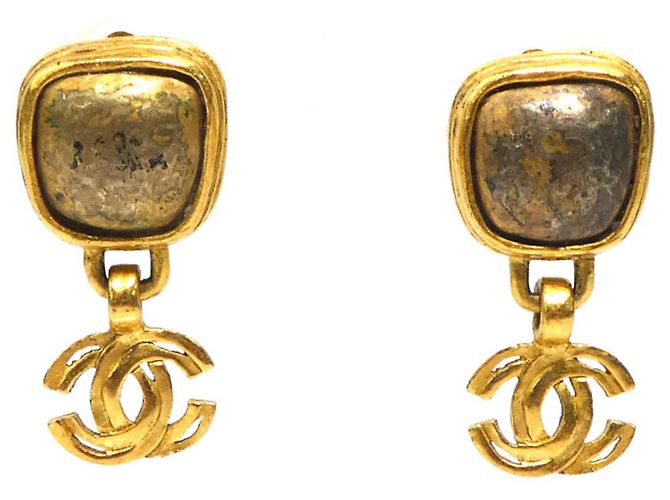 Brincos de metal dourado com clipe Chanel