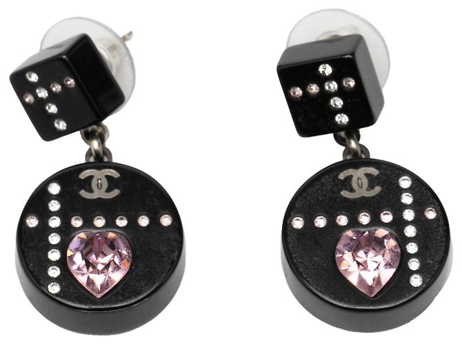 Orecchini in resina nera Chanel con dadi CC e pendenti a forma di cuore in cristallo Nero