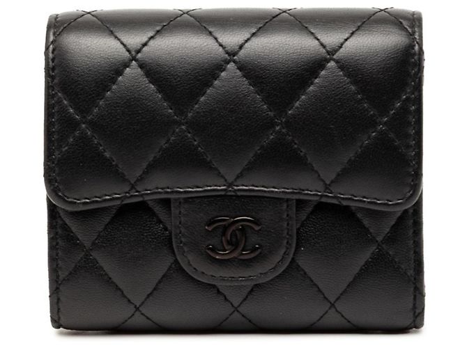 Cartera tri-fold de piel de cordero negro matelassé Chanel