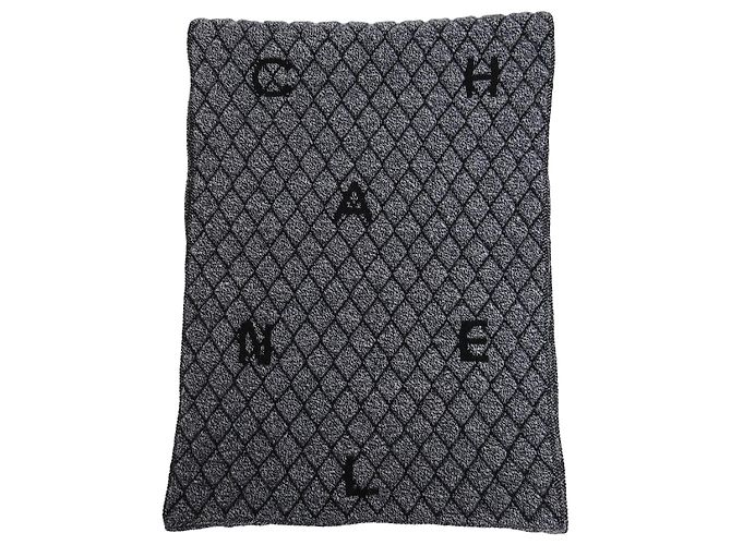 Timeless Bufanda de cachemira gris con acento de logo acolchado de Chanel