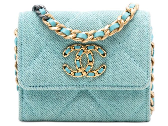 Chanel Blau gestepptes Denim 19 Kartenhalter mit Kette Hellblau