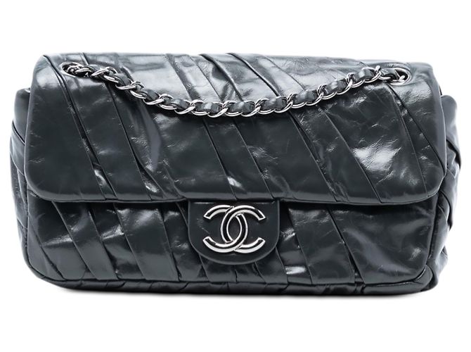 Chanel Preto Médio Em Couro De Bezerro Laqueado Com Aba Torcida