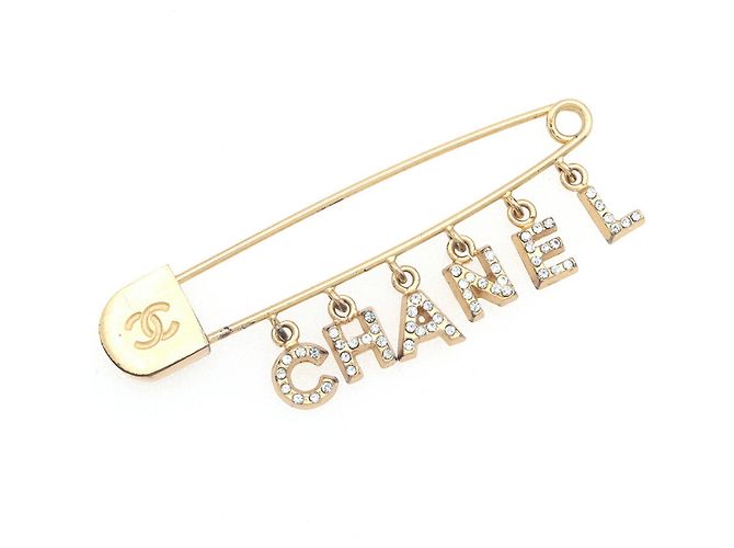 Broche de metal dourado com strass Chanel