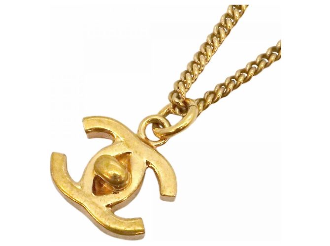 Timeless Collar Turnlock de Chanel Dorado