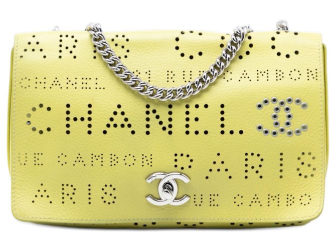 Chanel Flap in Pelle di Vitello Gialla Perforata con Logo e Occhielli Giallo