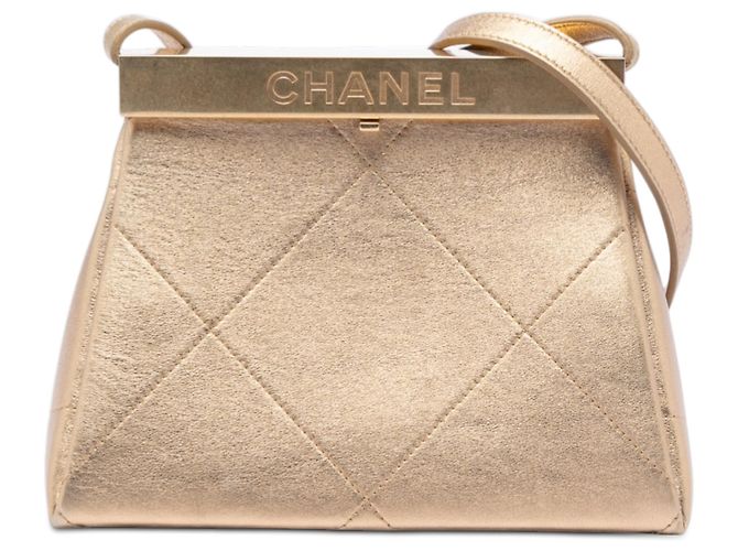 Bolsa Chanel pequena em couro de bezerro dourado com fecho de pressão