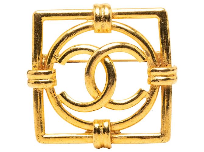 Broche cuadrada dorada CC de Chanel Dorado