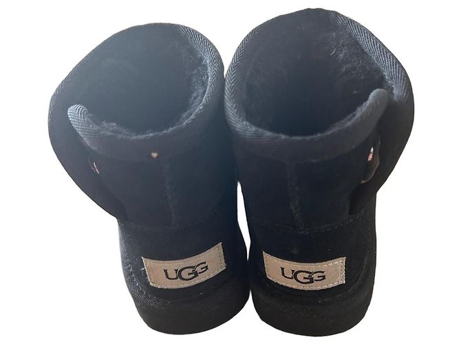 Ugg Classic Stiefel aus schwarzem Lammfell Kinder Größe 26