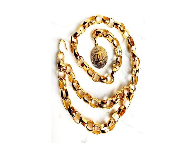 Cinto de corrente grossa com medalha e charm de logo CC da Chanel Dourado