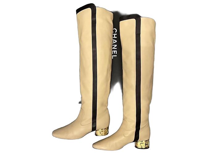 Botas de pasarela Chanel impresionantes Beige