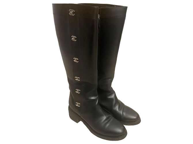 Increíbles botas Multi Logo CC de Chanel Runway Negro