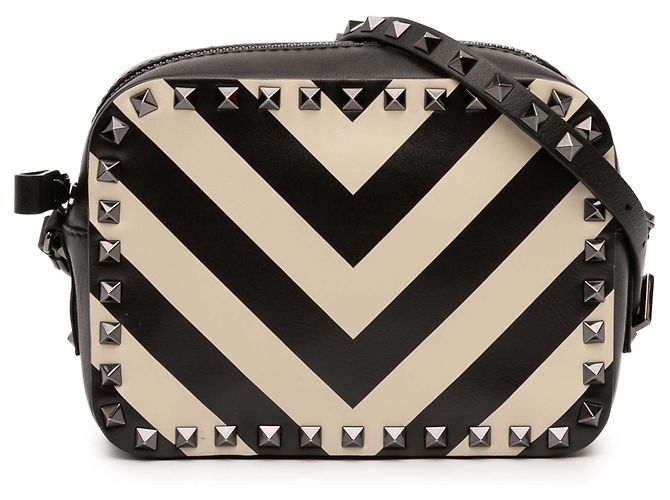 Bolsa de câmera Valentino em couro preto com estampa chevron Rockstud