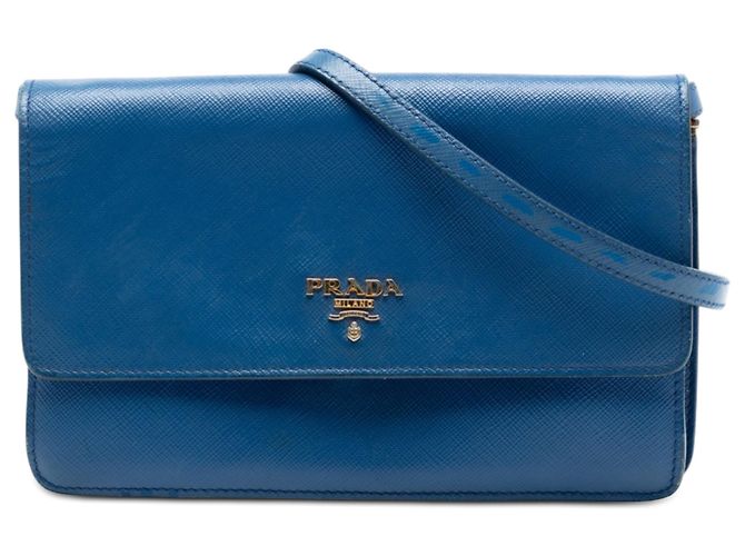 Carteira Prada em Saffiano azul com alça