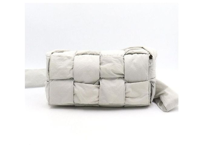 Cassette Bottega Veneta Bolsa de ombro em tech cinza prateado acolchoada