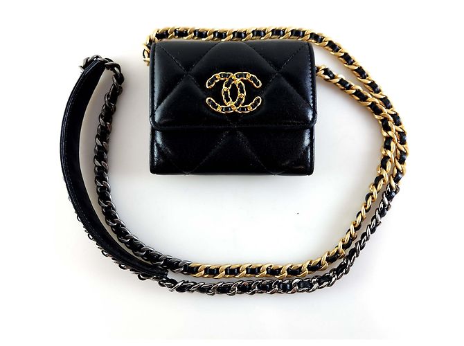 Chanel 19 Chanel Bolsa transversal com corrente e aba em couro de cordeiro Multicor