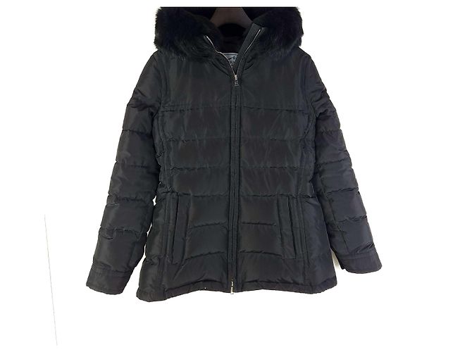Prada Jaqueta acolchoada com capuz de pele e logo triangular em nylon Preto
