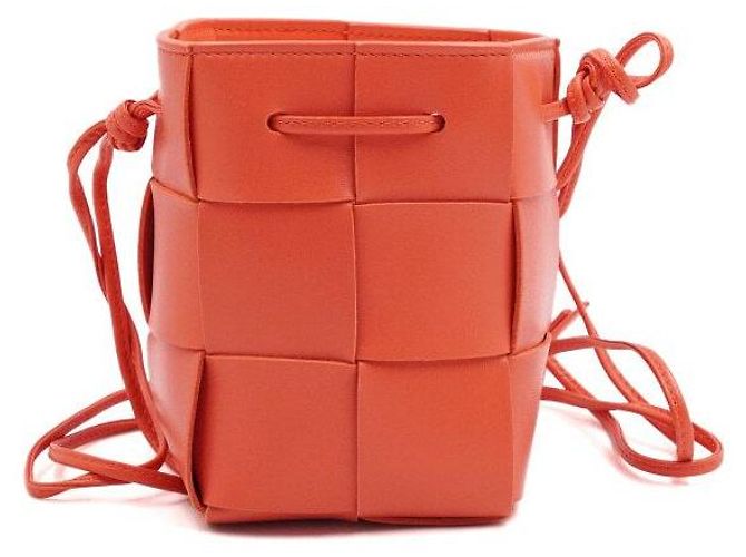 Bottega Veneta Mini borsa a secchiello rossa neon con tracolla e crossbody Rosso