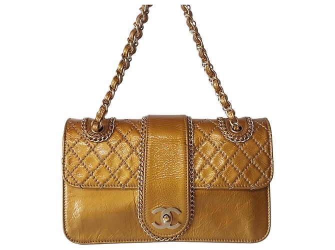 Chanel Bolsa de ombro curta em verniz clássico Dourado