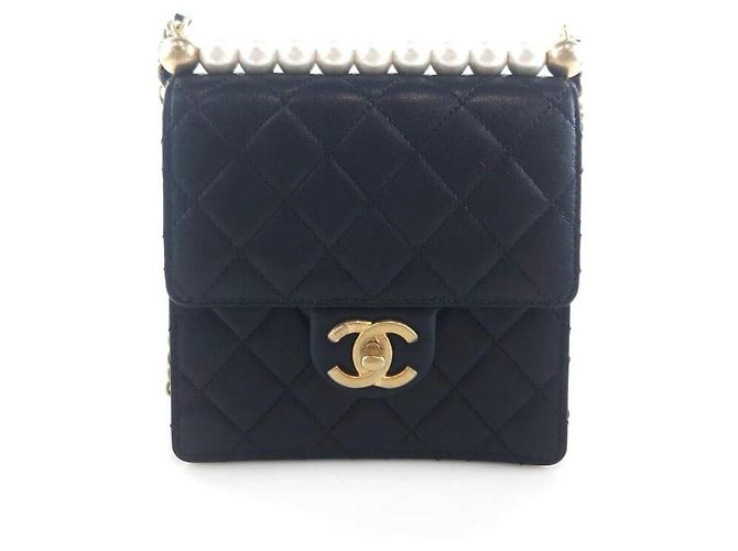 Chanel Bolsa de ombro com aba de pérolas Preto