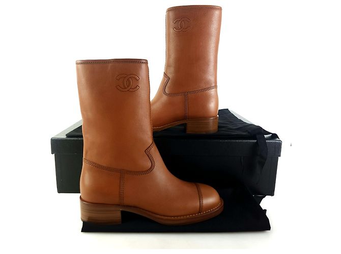 Chanel Botas de couro acolchoadas