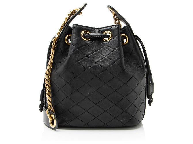 Saint Laurent Kleine Bucket Bag aus gestepptem Lammleder Cassandre Schwarz