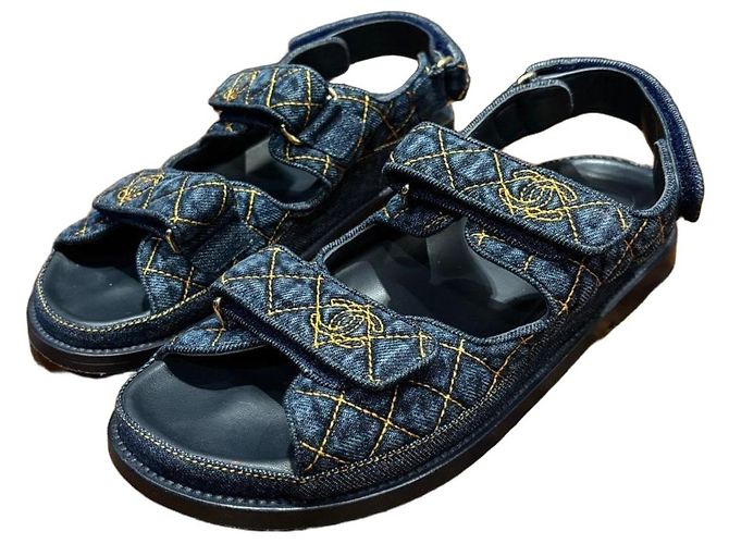 Sandálias Dad em denim acolchoado com logo CC da Chanel Azul
