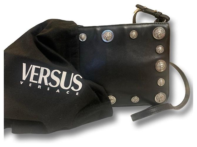 Borsa a spalla Versus Versace nera decorata con borchie a forma di testa di leone Nero