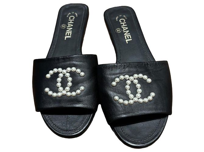 Sandali in pelle nera Chanel con perle CC Nero
