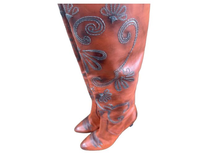 Bottega Veneta Botas altas de couro laranja com bordados