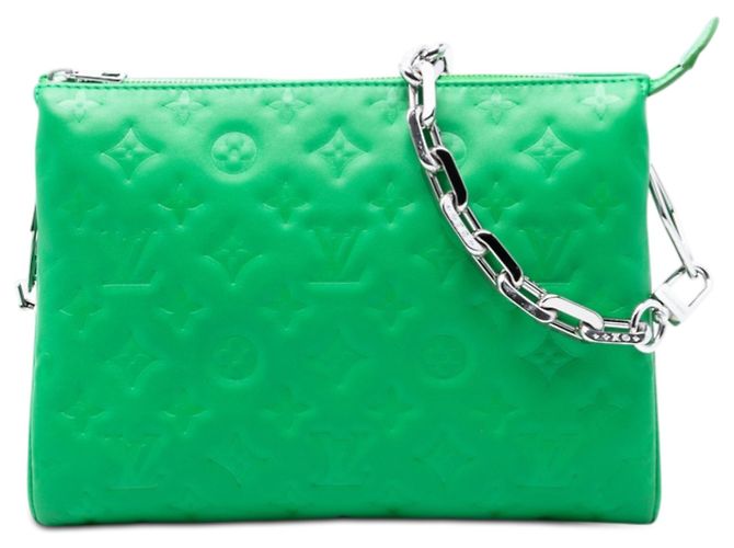 Coussin PM de cordero acolchado verde con monograma en relieve de Louis Vuitton