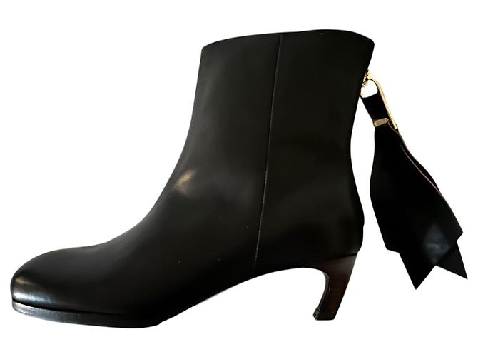 Stivaletti Sacai in Pelle Nera con Zip e Fiocco Nero