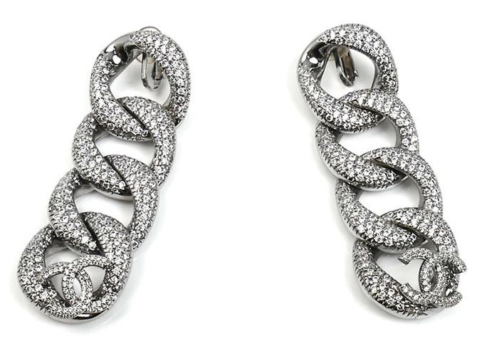 Pendientes largos de metal con el logo Coco de Chanel