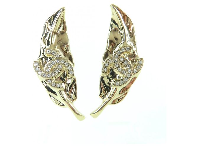 Brincos de ouro com design de folha e marca Coco da Chanel Dourado