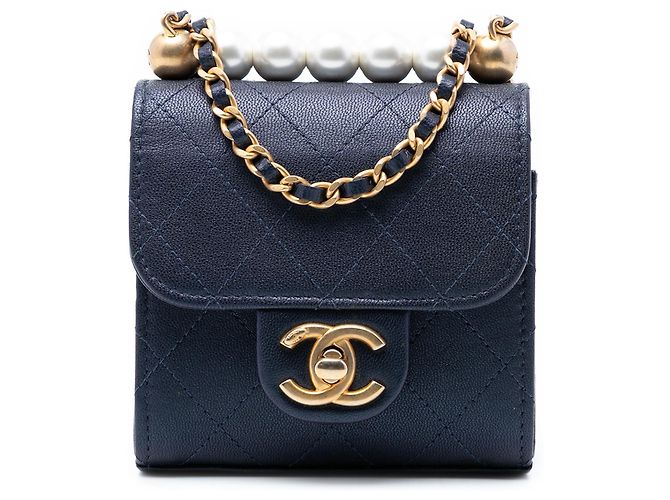 Clutch Vertical Chic Mini Azul em Couro de Cabra Matelassê Chanel com Corrente e Pérolas Azul marinho
