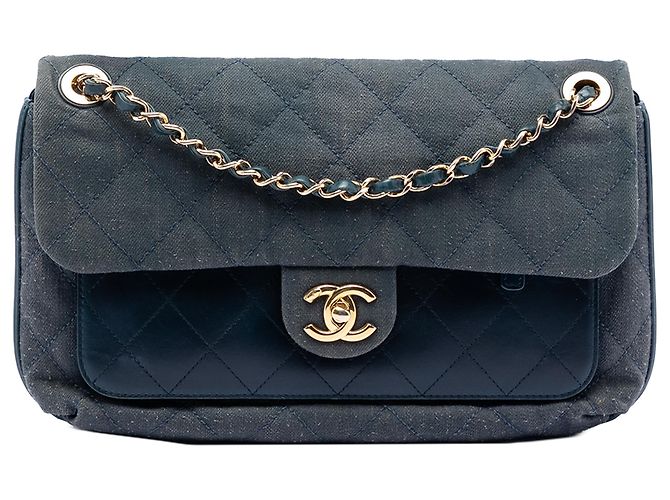 Chanel Azul CC em Denim Matelassê e Couro de Bezerro com Bolso Frontal de Aba Única Azul marinho
